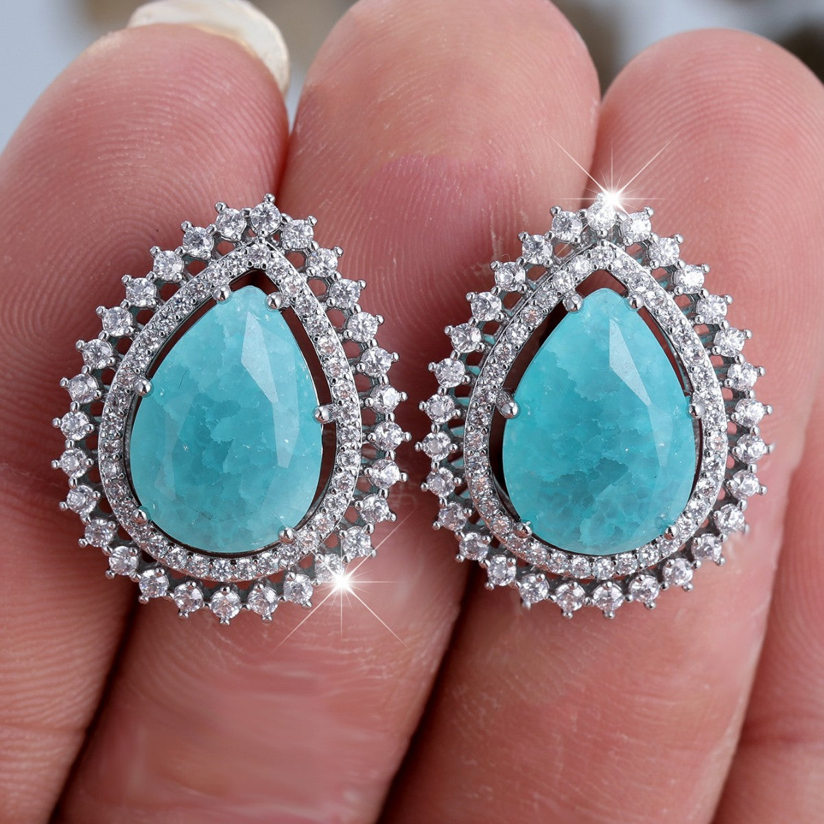 Pendientes de flor y diamantes blancos para mujer