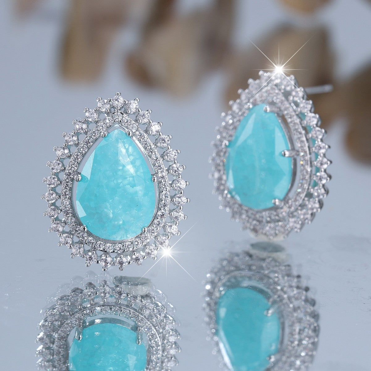 Pendientes de flor y diamantes blancos para mujer