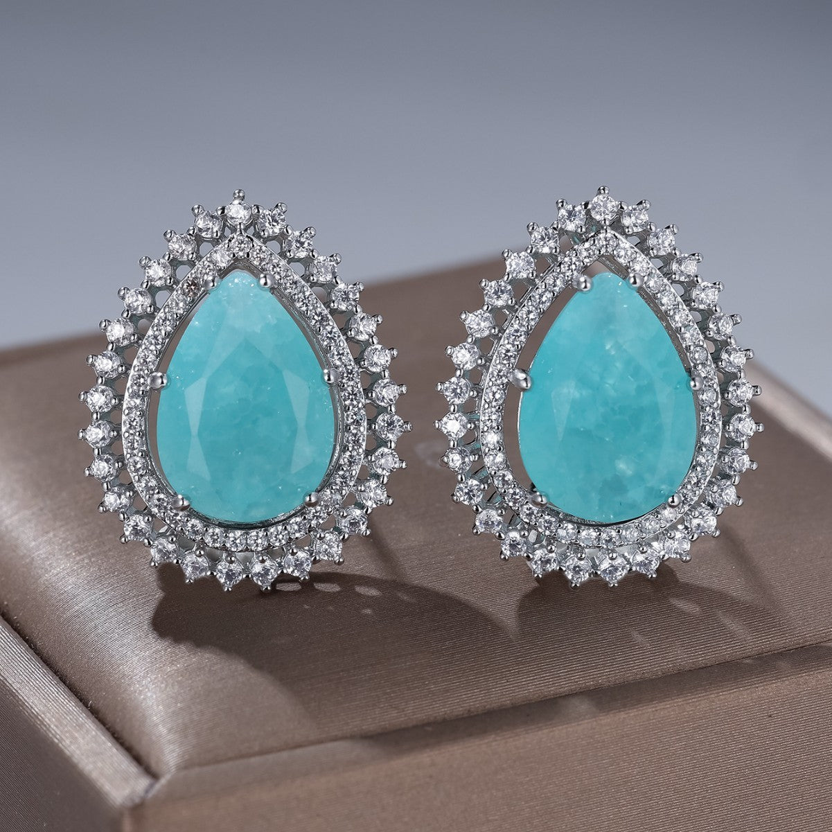 Pendientes de flor y diamantes blancos para mujer